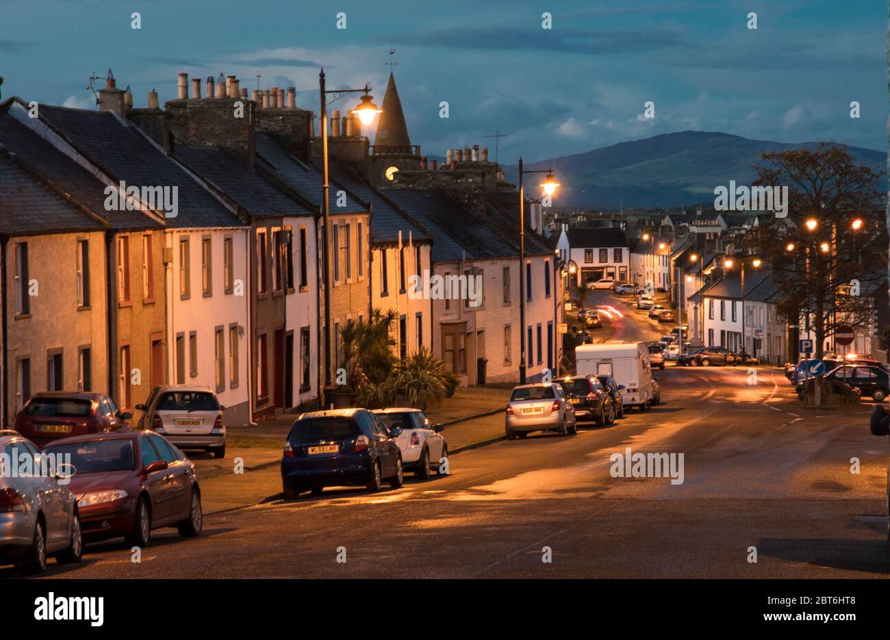 Goerge Street Whithorn bei Dämmerung mit Straßenbeleuchtung, Machars of Wigtownshire Stockfoto