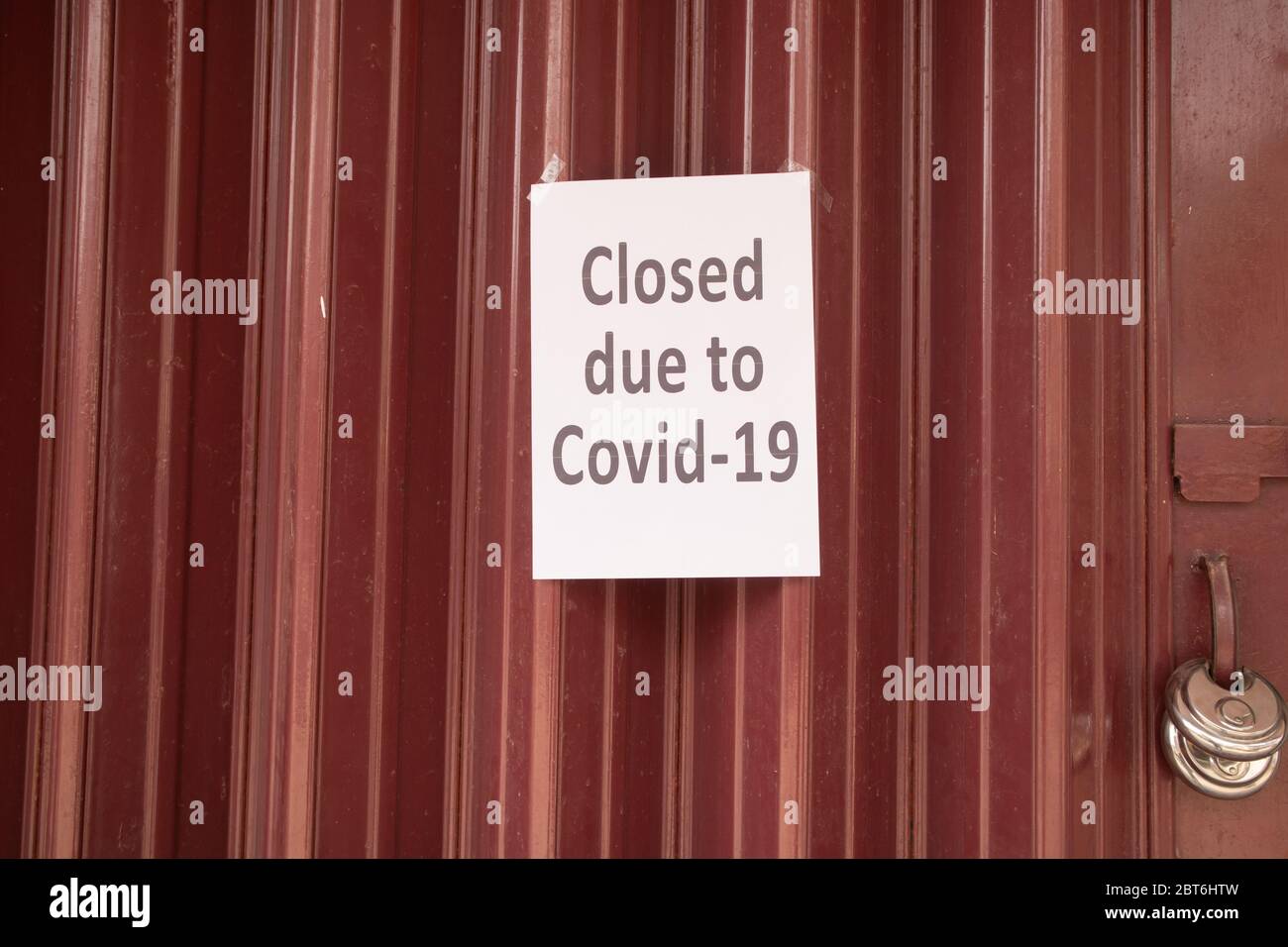 Wegen Coronavirus- oder Covid-19-Schilder an der verschlossenen Tür vor dem Geschäft oder Geschäft wegen Coronavirus-Ausbruch geschlossen. Stockfoto