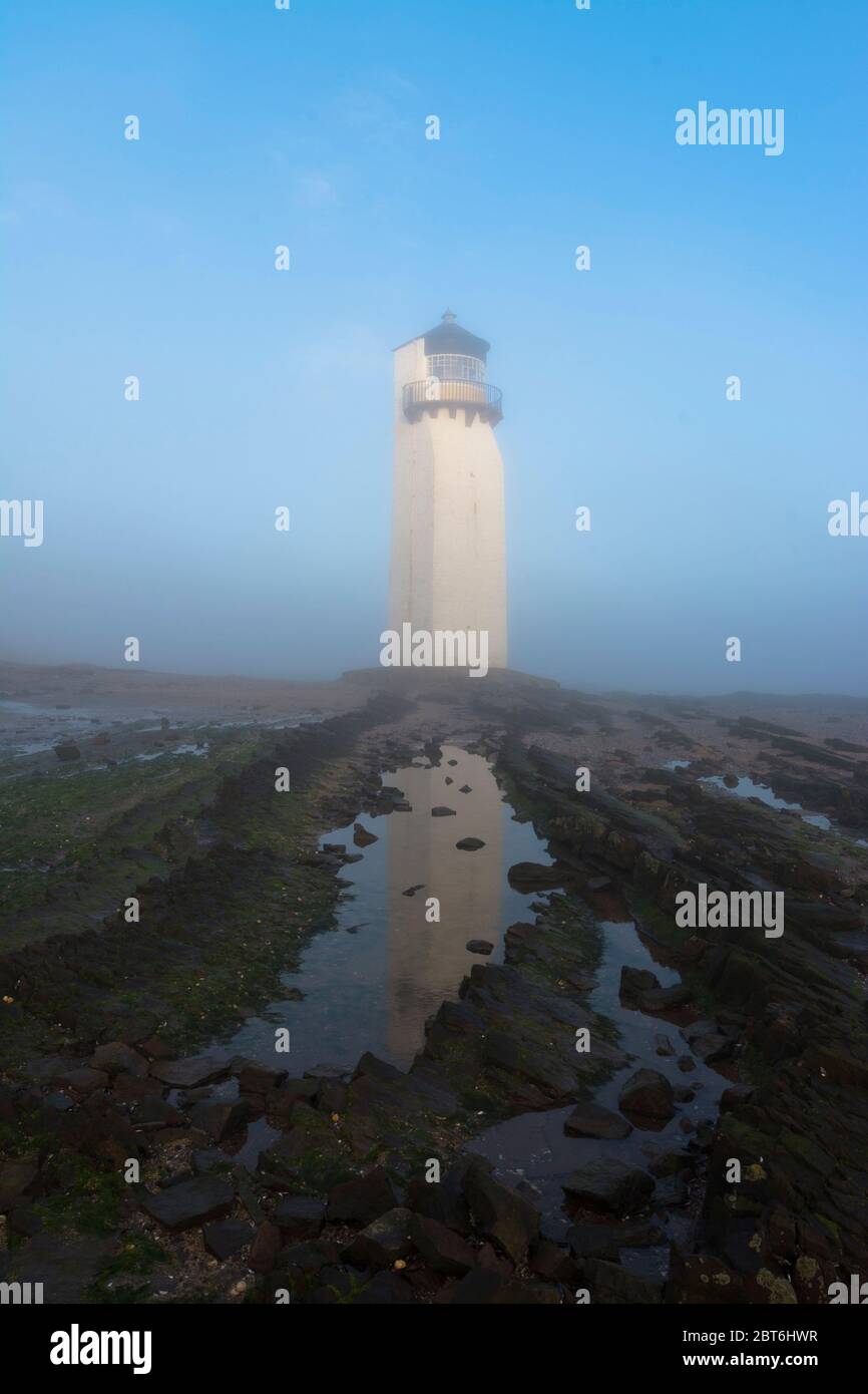 Nebliger Morgen am Southerness Lighthouse Stockfoto