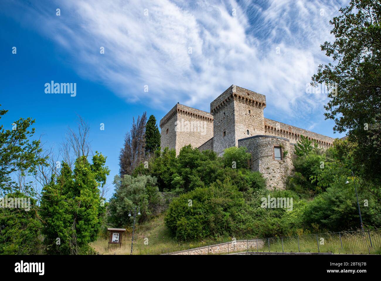 narni, italien Mai 23 2020: Festung albornoz auf dem Hügel oberhalb von narni mit Panoramablick auf das ternana-Becken Stockfoto