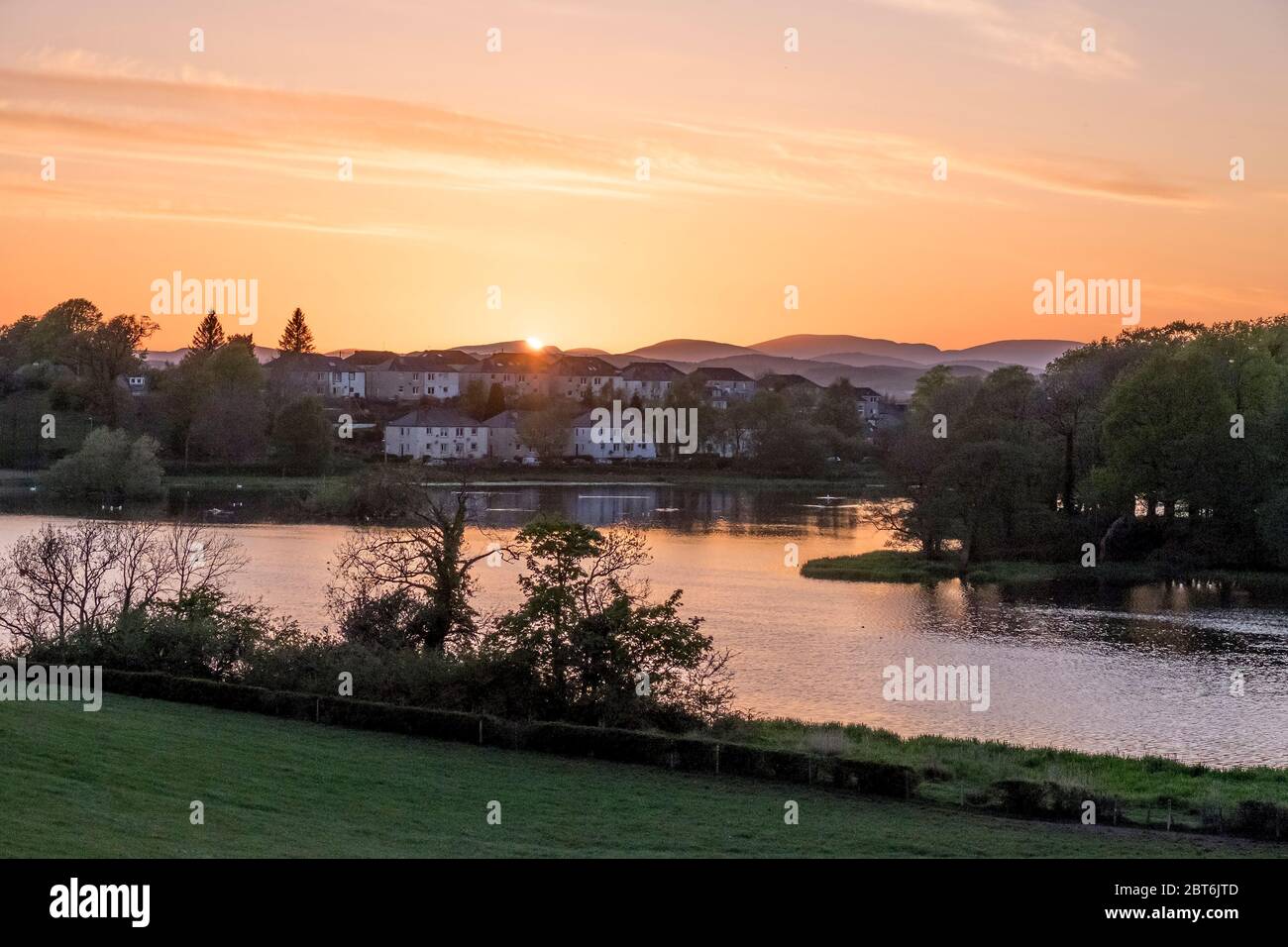 Carlingwark Street Häuser und Loch bei Sonnenuntergang, Castle Douglas Stockfoto