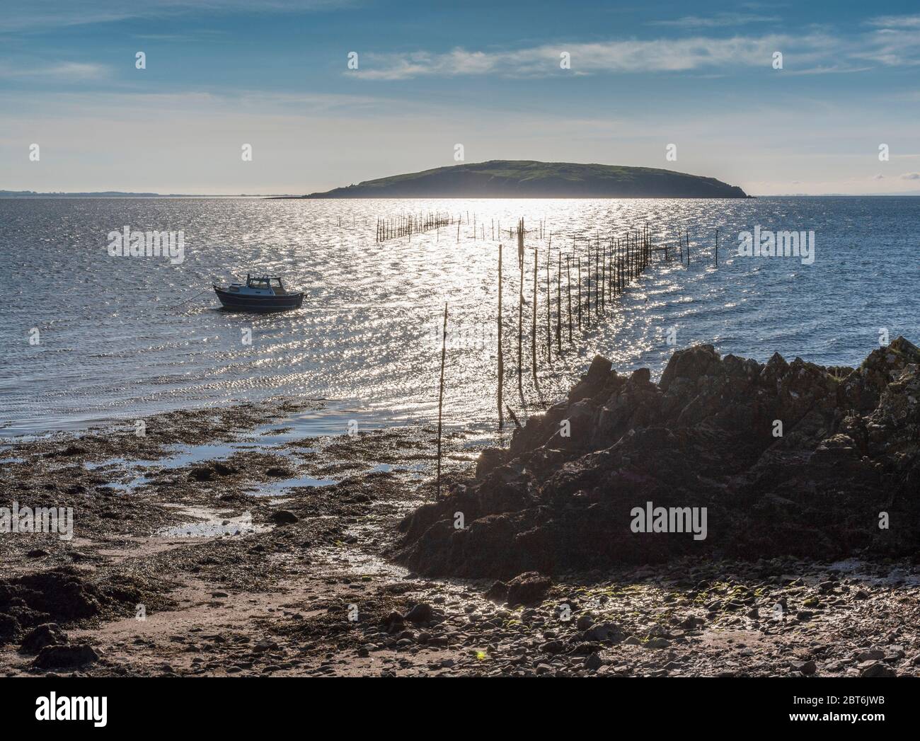 Hestan Island und Lachsstachelnetze aus Balcary, Auchencairn Stockfoto