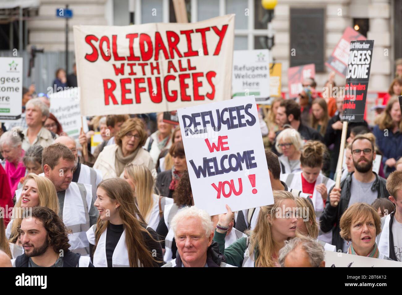 ‘Flüchtlinge willkommen hier’ marsch von Park Lane zum Parliament Square, um Solidarität mit Flüchtlingen zu zeigen, Piccadilly, London, Großbritannien. 17 Sept. 2016 Stockfoto