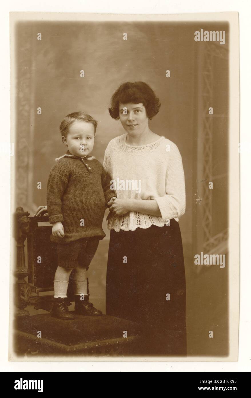 Postkarte der Mutter im modischen gehäkelten Pullover, mit ihrem Sohn. Um 1921, Nelson, in der Nähe von Burnley, Lancashire, England, Großbritannien Stockfoto