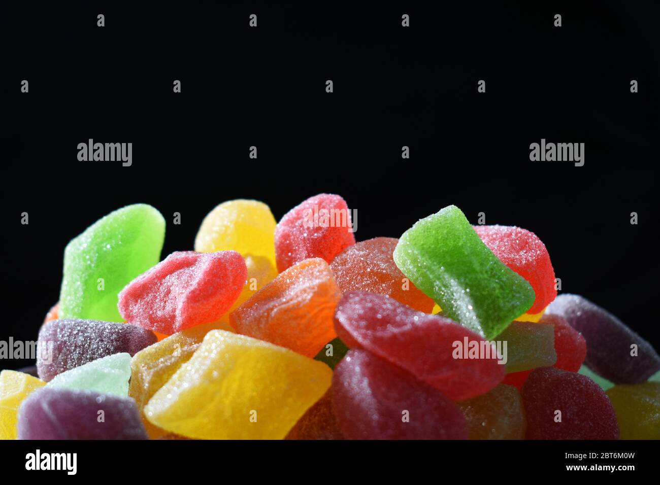 Bunte Gelee Süßigkeiten vor dunklem Hintergrund Stockfoto