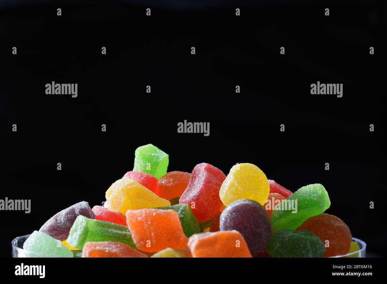 Bunte Gelee Süßigkeiten vor dunklem Hintergrund Stockfoto