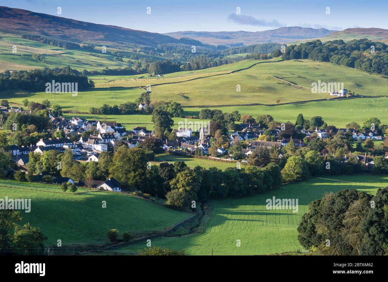 Lange Sicht auf Moniaive Village, Upper Nithsdale Stockfoto