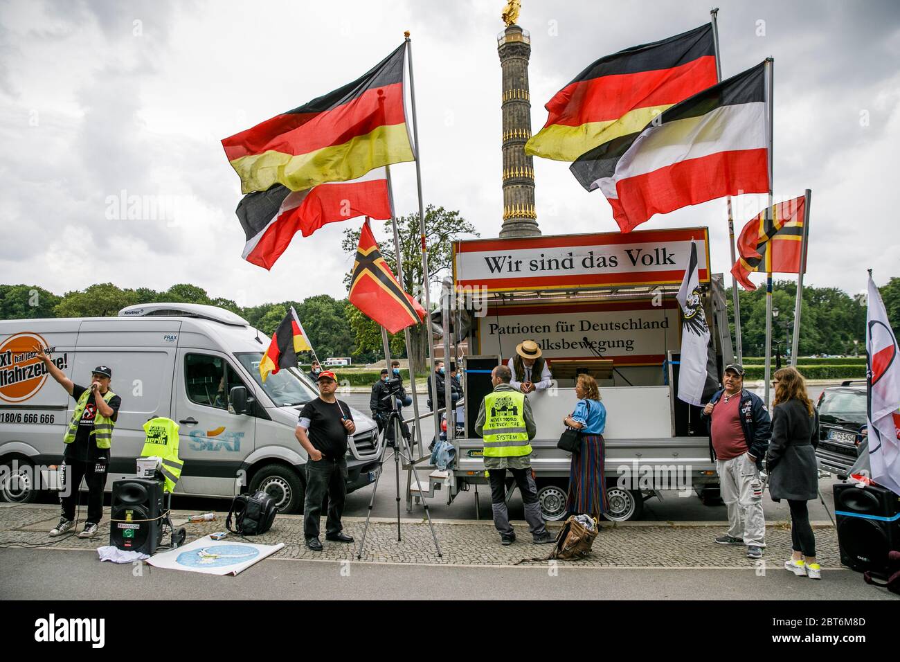 Berlin, Deutschland. Mai 2020. Teilnehmer einer Demonstration der Gruppe "Gelber Westen" mit dem Titel: "Heim und Weltfrieden" stehen am Großen Stern. Auch an diesem Samstag bereitet sich die Polizei auf zahlreiche Proteste gegen die Corona-Beschränkungen und Gegendemonstrationen in Berlin vor. Kredit: Carsten Koall/dpa/Alamy Live News Stockfoto