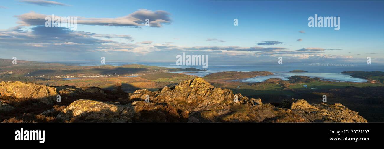 Panoramablick vom Scheltgipfel zur Auchencairn Bucht und Solway Firth Stockfoto