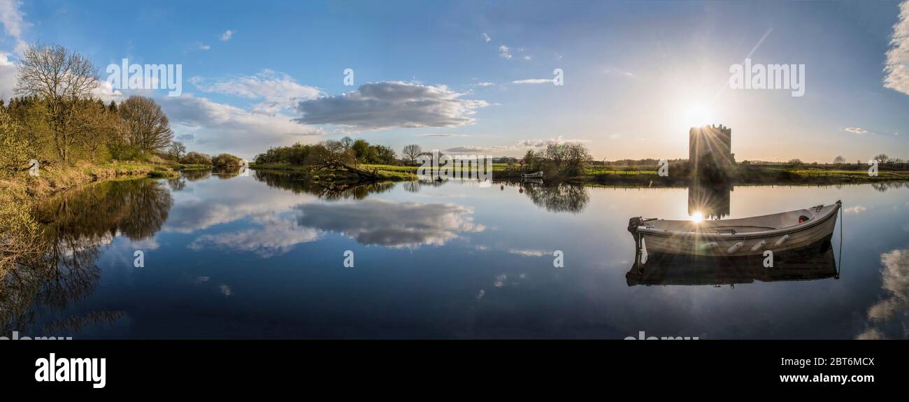 Panoramablick auf das Dreieschloß mit der Fähre im schönen Abendlicht. Stockfoto