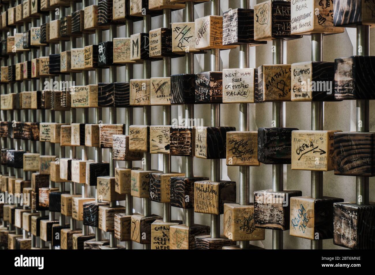 London, England Mai 2020 : Pixel Wall öffentliche Kunst im Queen Elizabeth Olympic Park , Stratford E20 Stockfoto