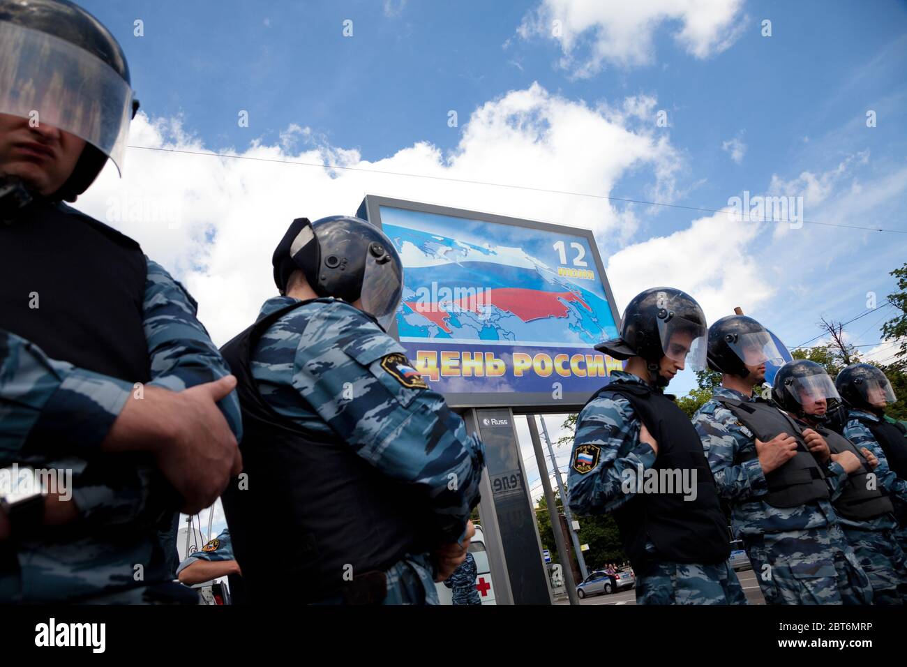 Moskau, Russland. 12. Juni 2013 EIN Festplakat mit der Aufschrift "Russia Day on June 12" auf dem Bolotnaya Platz mit einem Polizeikordon während einer Oppositionsskundgebung in Moskau, Russland Stockfoto