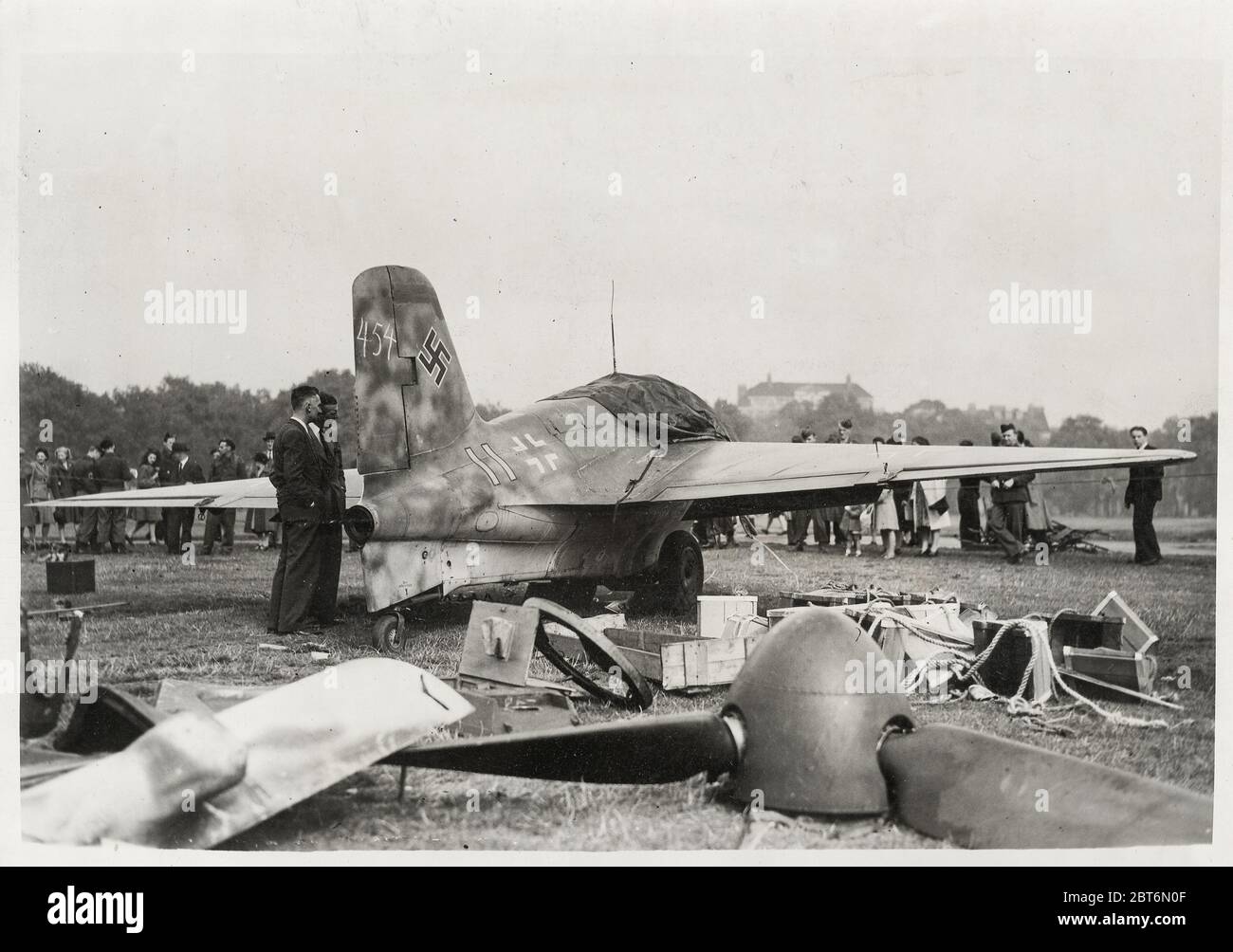 Vintage-Foto des Zweiten Weltkriegs - Deutsche Düsenflugzeuge im Hyde Park nach Kriegsende. Stockfoto