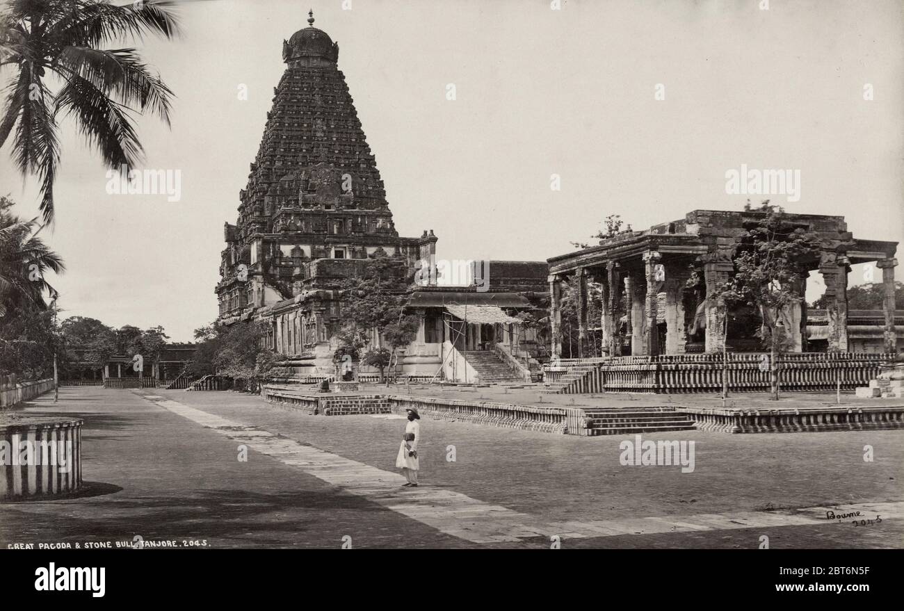19. Jahrhundert Vintage-Fotografie - große Pagode und Steinbulle Tanjore, Indien, Samuel Bourne Fotograf Stockfoto