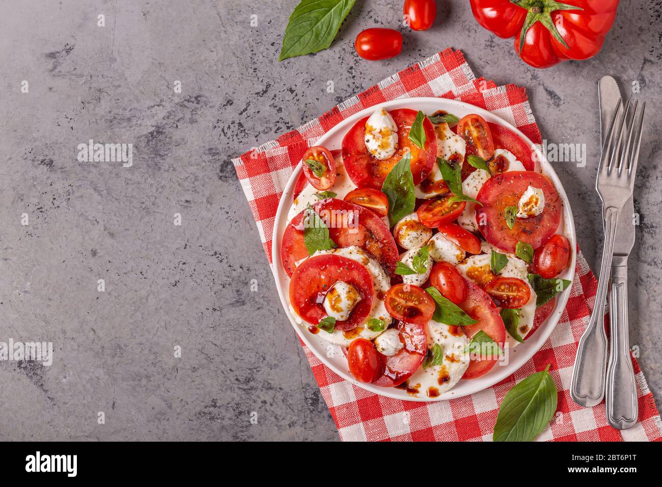 Italienischer Caprese-Salat mit Tomaten in Scheiben geschnitten ...