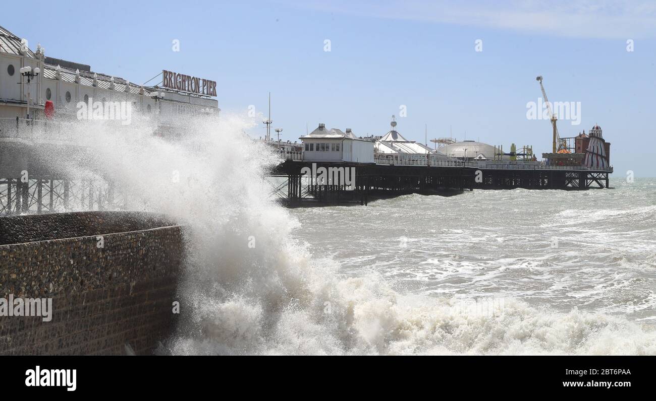 Ein Blick auf Wellen, die in der Nähe des Piers in Brighton zusammenbrechen, während das heiße Wetter abkühlt, nachdem diese Woche Menschen in Parks und Stränden zusammenströmten, als die Lockdown-Maßnahmen gelockert wurden. Stockfoto