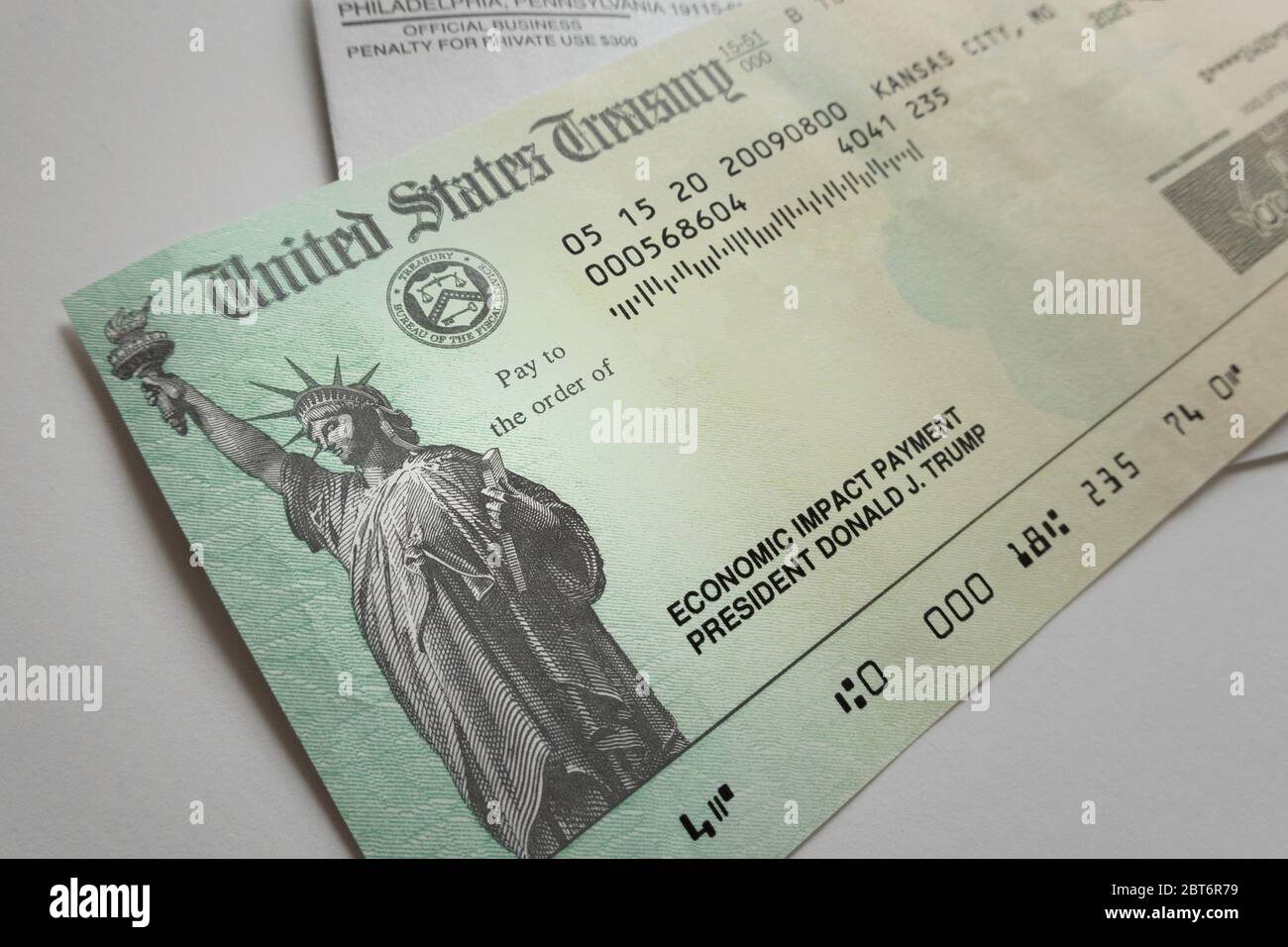 Die Schecks für die Zahlung von wirtschaftlichen Auswirkungen wurden von allen US-berechtigten Bürgern, USA, 2020 erhalten Stockfoto