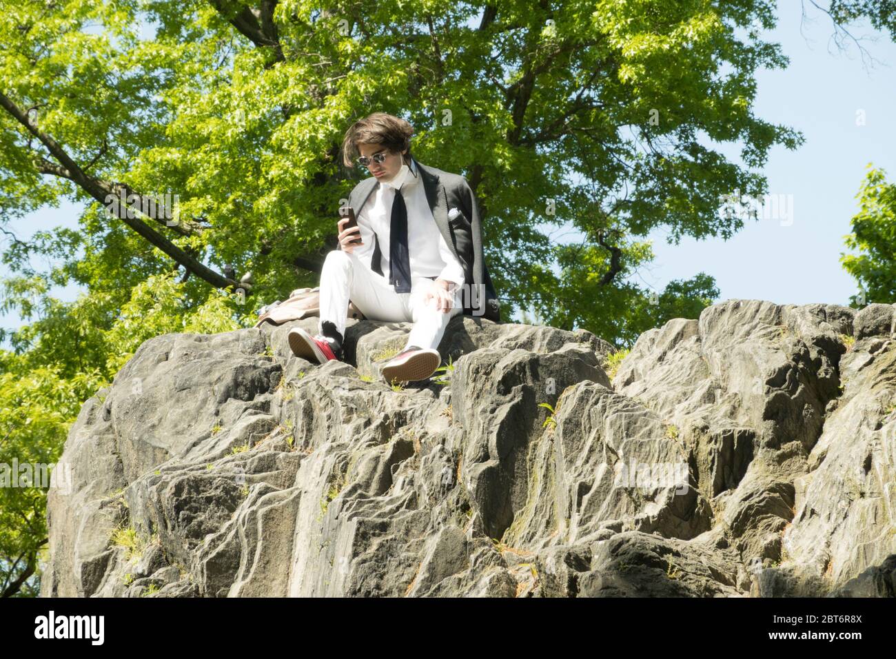 Der junge Mann genießt einen Frühlingstag im Central Park, NYC, USA Stockfoto