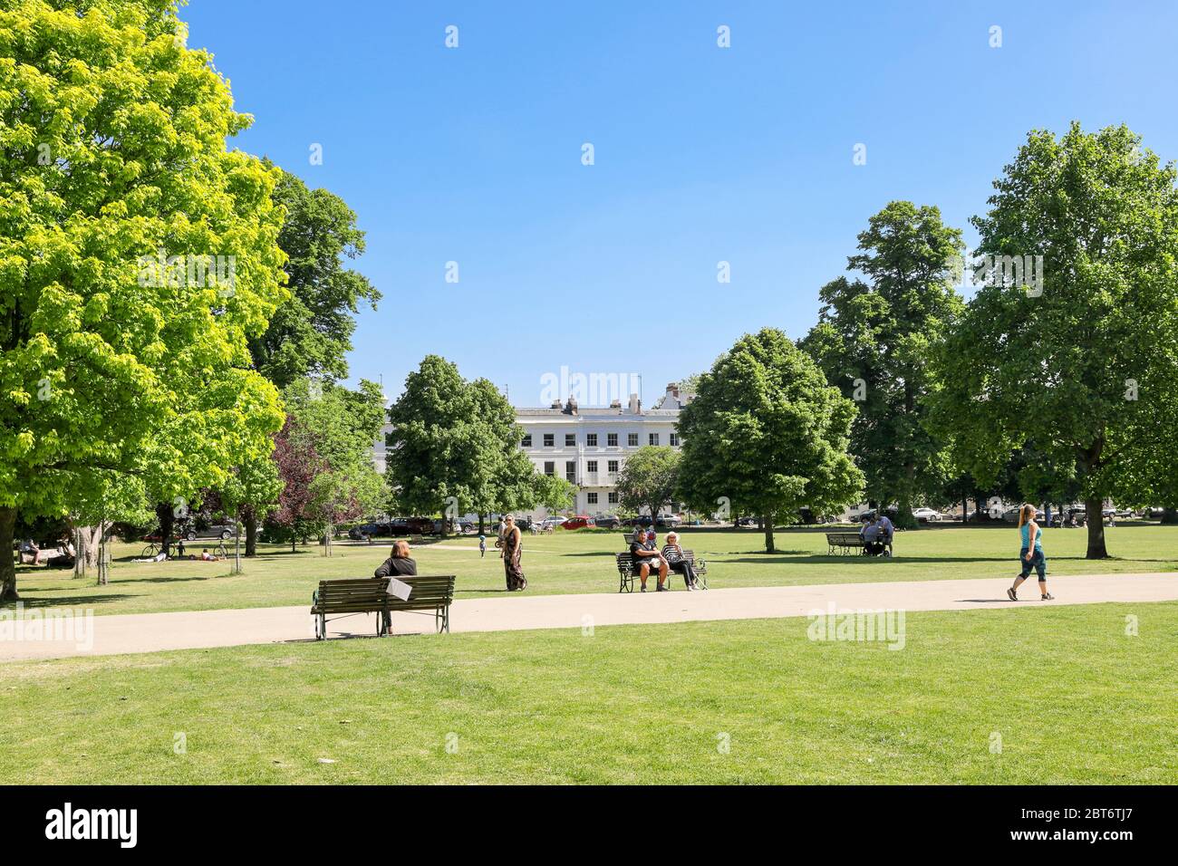 Menschen, die öffentlichen Parkflächen im Freien genießen, nachdem die gemessene soziale Distanz während der Sperrung aufgrund des Coronavirus-Ausbruchs am 21. Mai 2020 nachgelassen hat Stockfoto