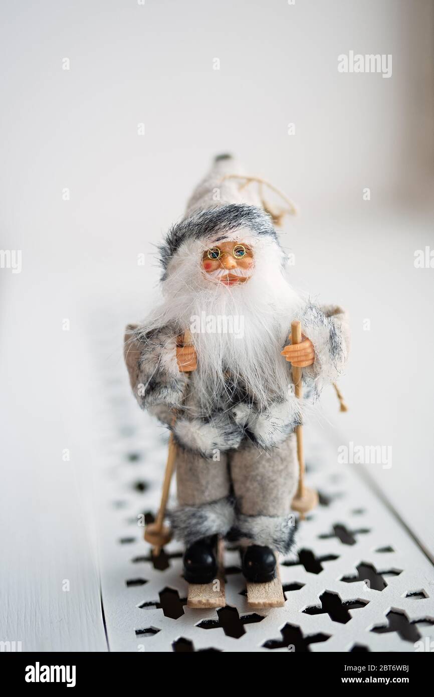 Spielzeug Weihnachtsmann grau mit Skiständer auf weißem Hintergrund, Weihnachtsbaum Spielzeug, Weihnachtsspielzeug Stockfoto