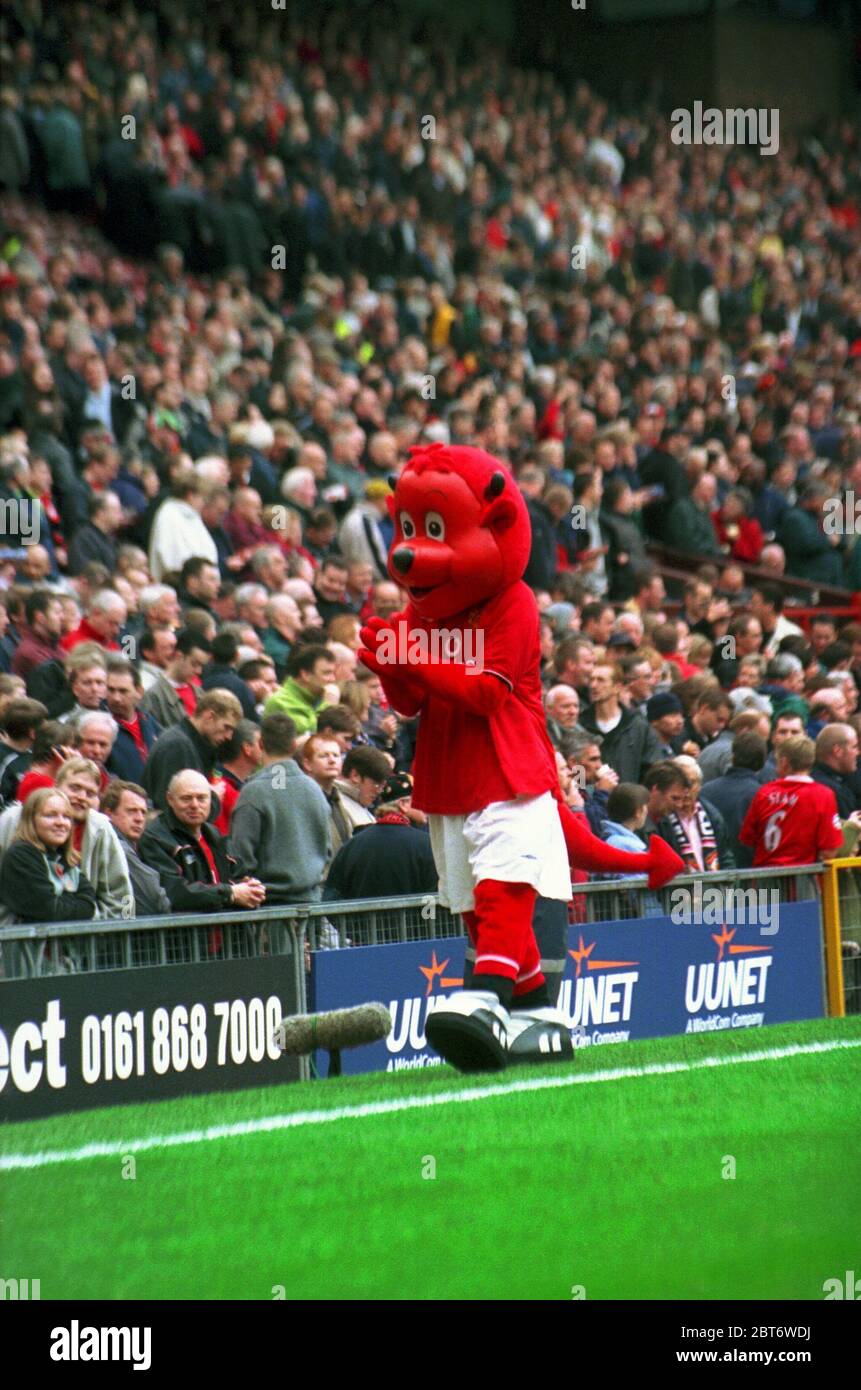 Das Maskottchen von Manchester United, Fred the Red, unterhält die Menschenmassen während der Halbzeitpause während des Spiels FA Premiership 2000-01 zwischen Manchester United und Leeds United. Archivfoto. Oktober 21, 2000. Old Trafford Stadium, Manchester, England. Stockfoto