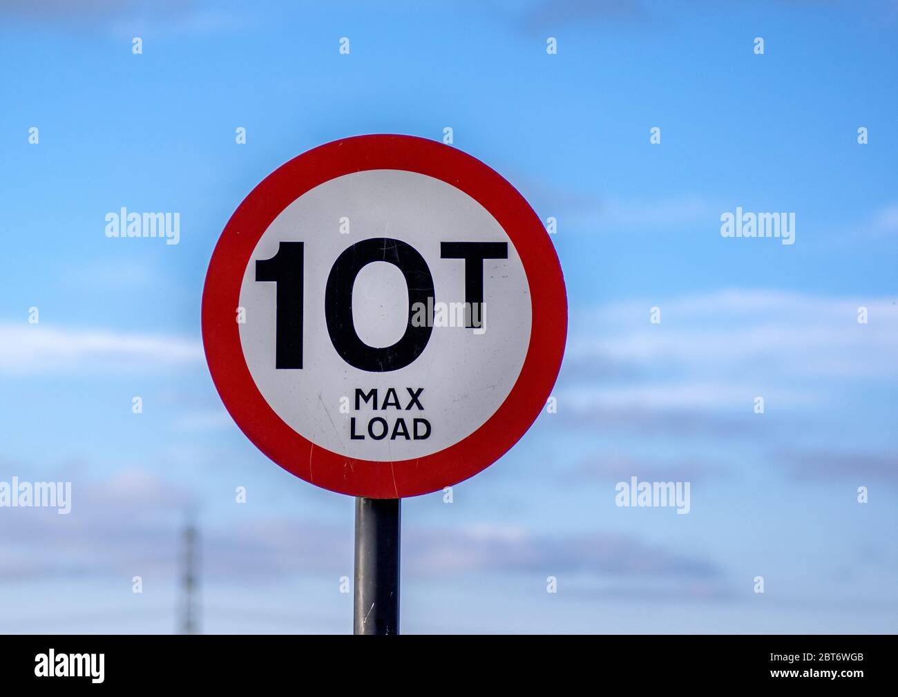 Ein rundes Warnschild mit einer maximalen Belastungsgrenze von 10 Tonnen mit blauem Himmel Hintergrund. Stockfoto