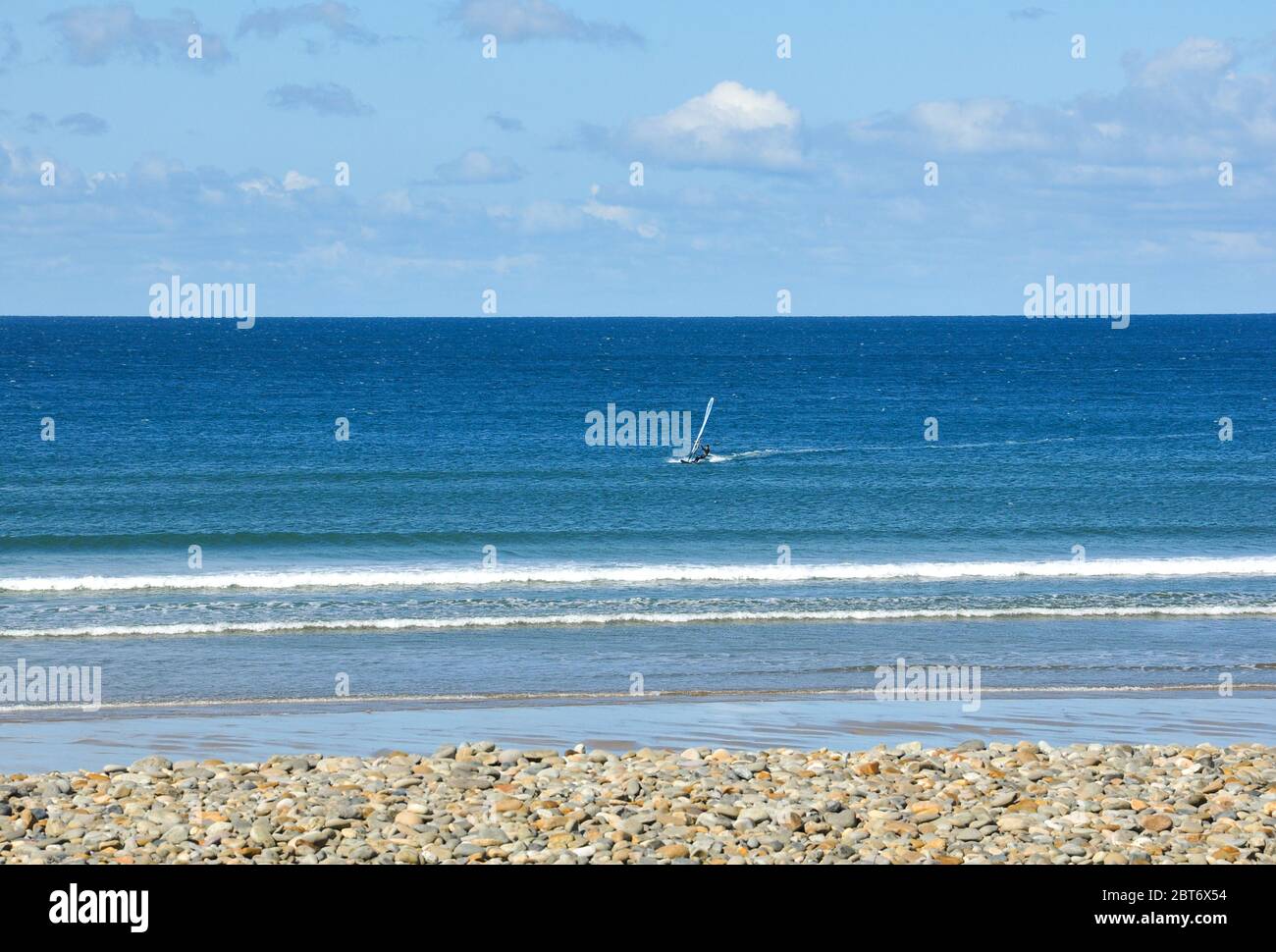 Einstrandläufer und Strand in Newgale, Pembrokeshire, Wales, Großbritannien Stockfoto