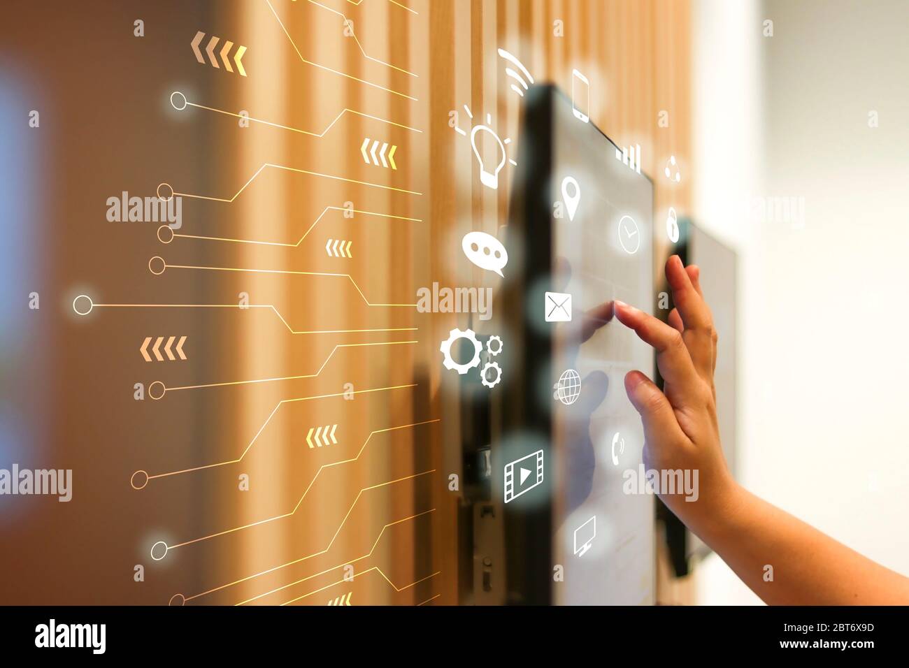 Die Hand, die den Bildschirm berührt, und das Kommunikationssymbol schwebt herum. Stockfoto