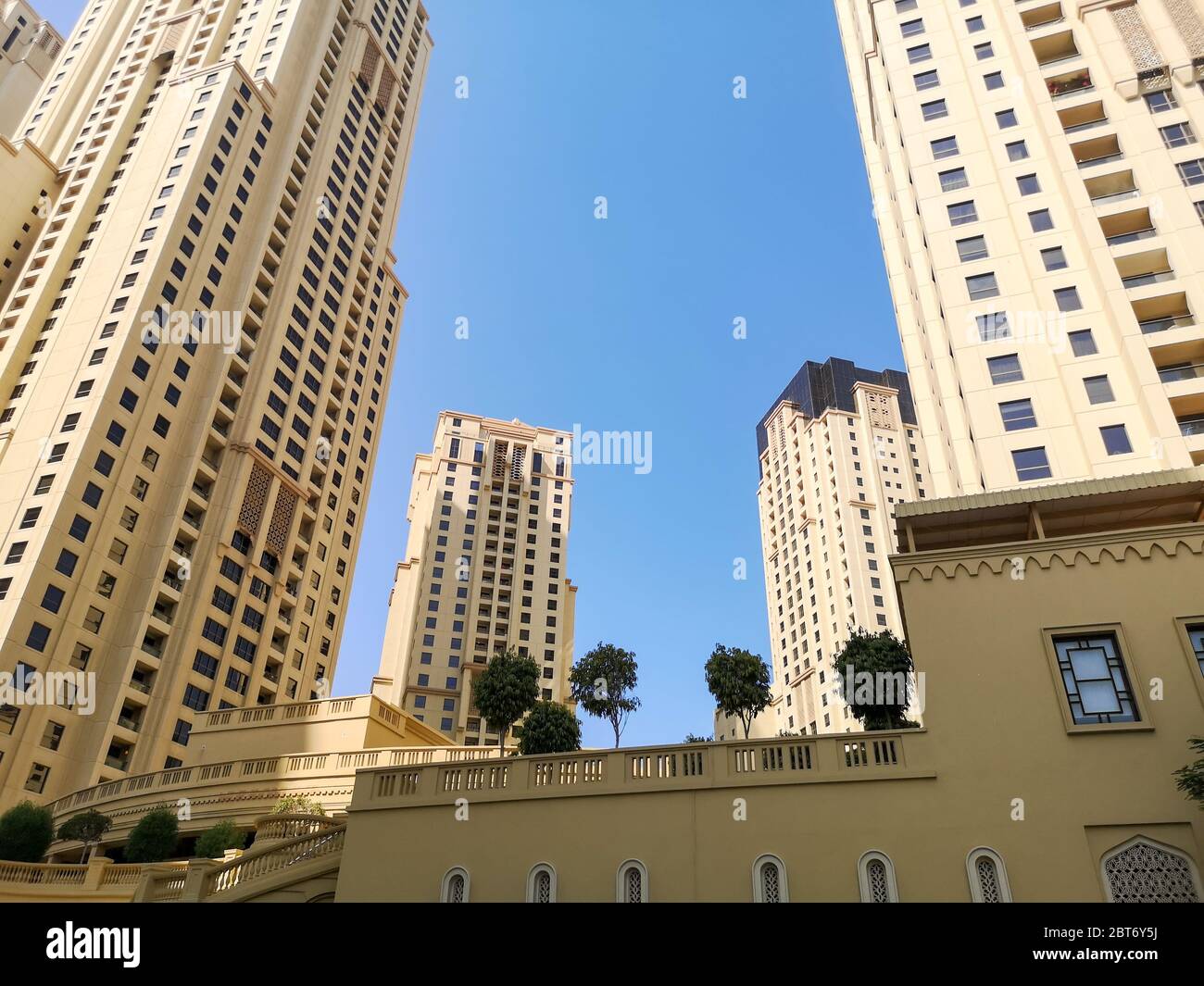 JBR, Jumeirah Beach Resort, eine neue touristische Attraktion Gegend mit Geschäften, Restaurants und Wohnungen Wolkenkratzer in Dubai, Vereinigte Arabische Emirate Stockfoto