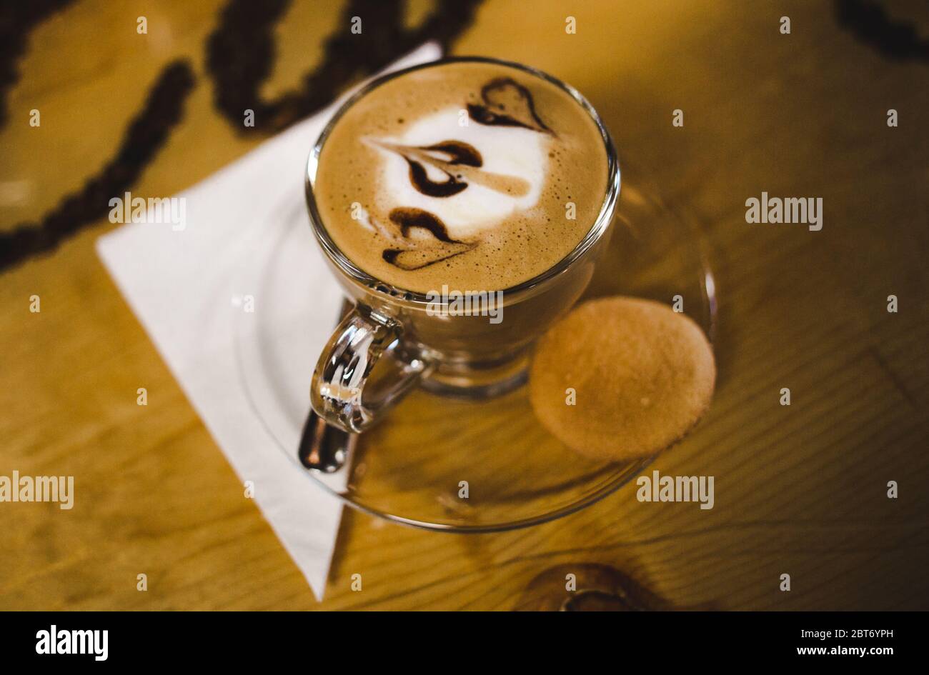 Warme Brauntöne eines kubanischen Kaffees, serviert mit einem Keks in Miamis berühmtem Viertel Little Havana Stockfoto