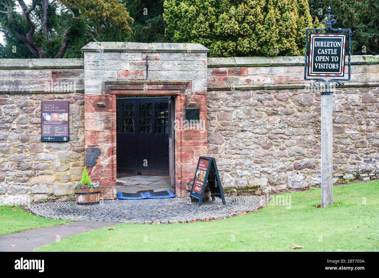 Schild und Eingang zum 13. Jahrhundert, Dirleton Castle, eine mittelalterliche Festung im Dorf Dirleton, East Lothian, Schottland, Großbritannien Stockfoto