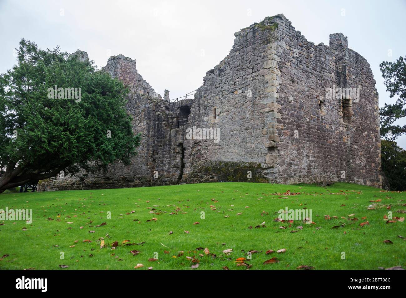 13. Jahrhundert, Dirleton Castle, eine mittelalterliche Festung im Dorf Dirleton, East Lothian, Schottland, Großbritannien Stockfoto