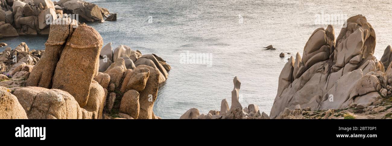 Capo Testa Teresa di Gallura, mit Felsen und blauem Meer auf der italienischen Insel Sardinien Stockfoto