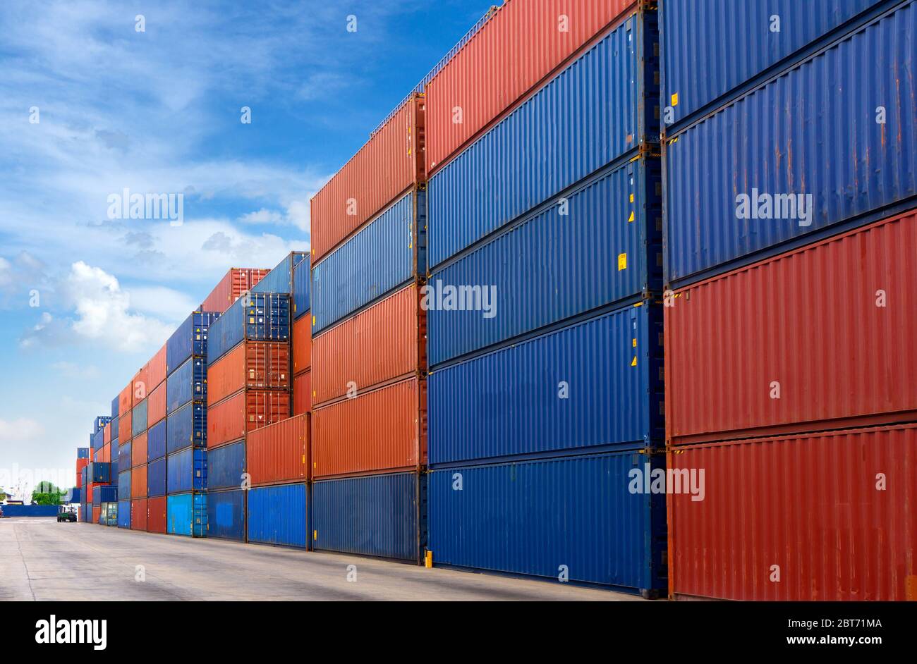 Container Yard Hintergrund für Logistik Import Export Business Concept Design. Stockfoto
