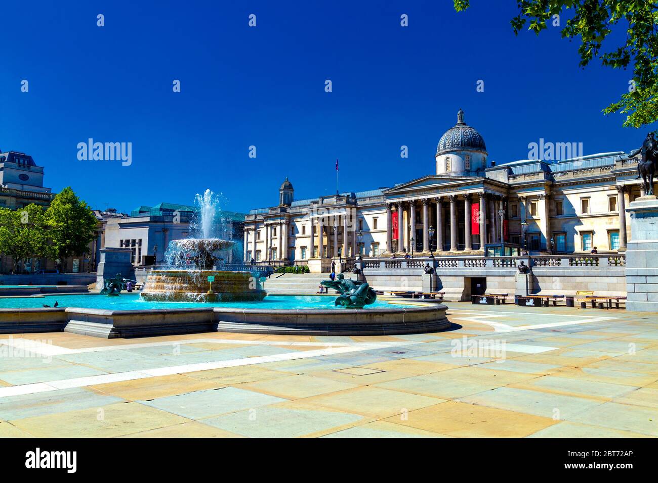 21. Mai 2020, London, UK - Trafalgar Square und die National Gallery während der Sperrung des Coronavirus-Ausbruchs völlig leer und verlassen Stockfoto