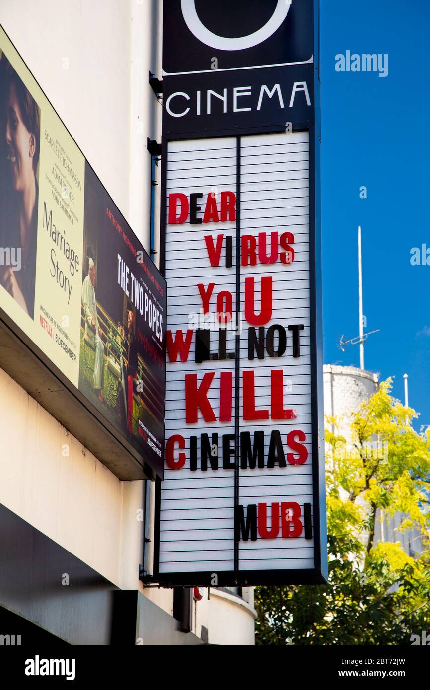 22 Mai 2020 London, UK - Schild an der Fassade des Rio Cinema, Dalston, Hackney Sprichwort "Dear Virus You will Not Kill Cinemas, Mubi" während der Coronavirus Pandemie Sperrung Stockfoto