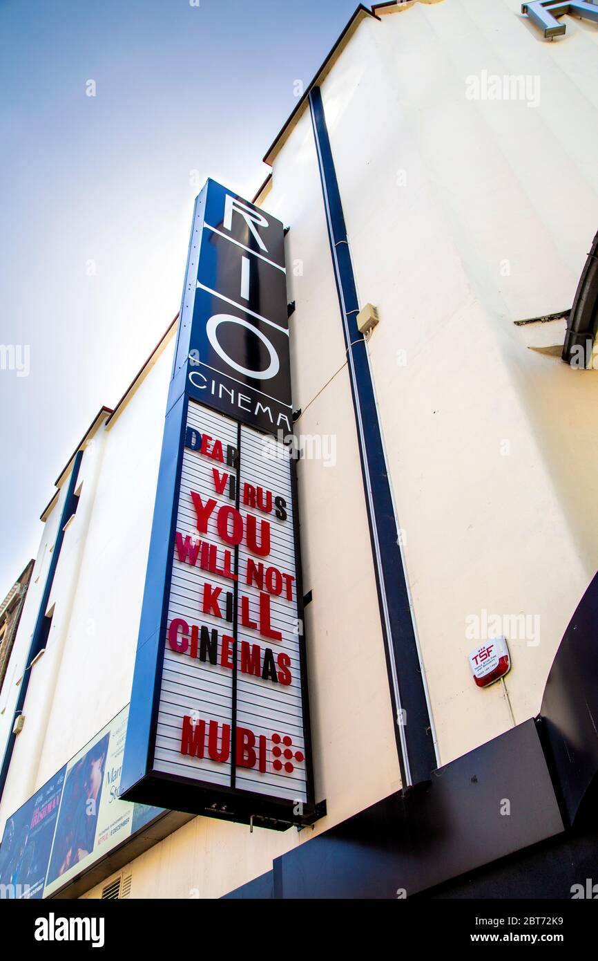 22 Mai 2020 London, UK - Schild an der Fassade des Rio Cinema, Dalston, Hackney Sprichwort "Dear Virus You will Not Kill Cinemas, Mubi" während der Coronavirus Pandemie Sperrung Stockfoto