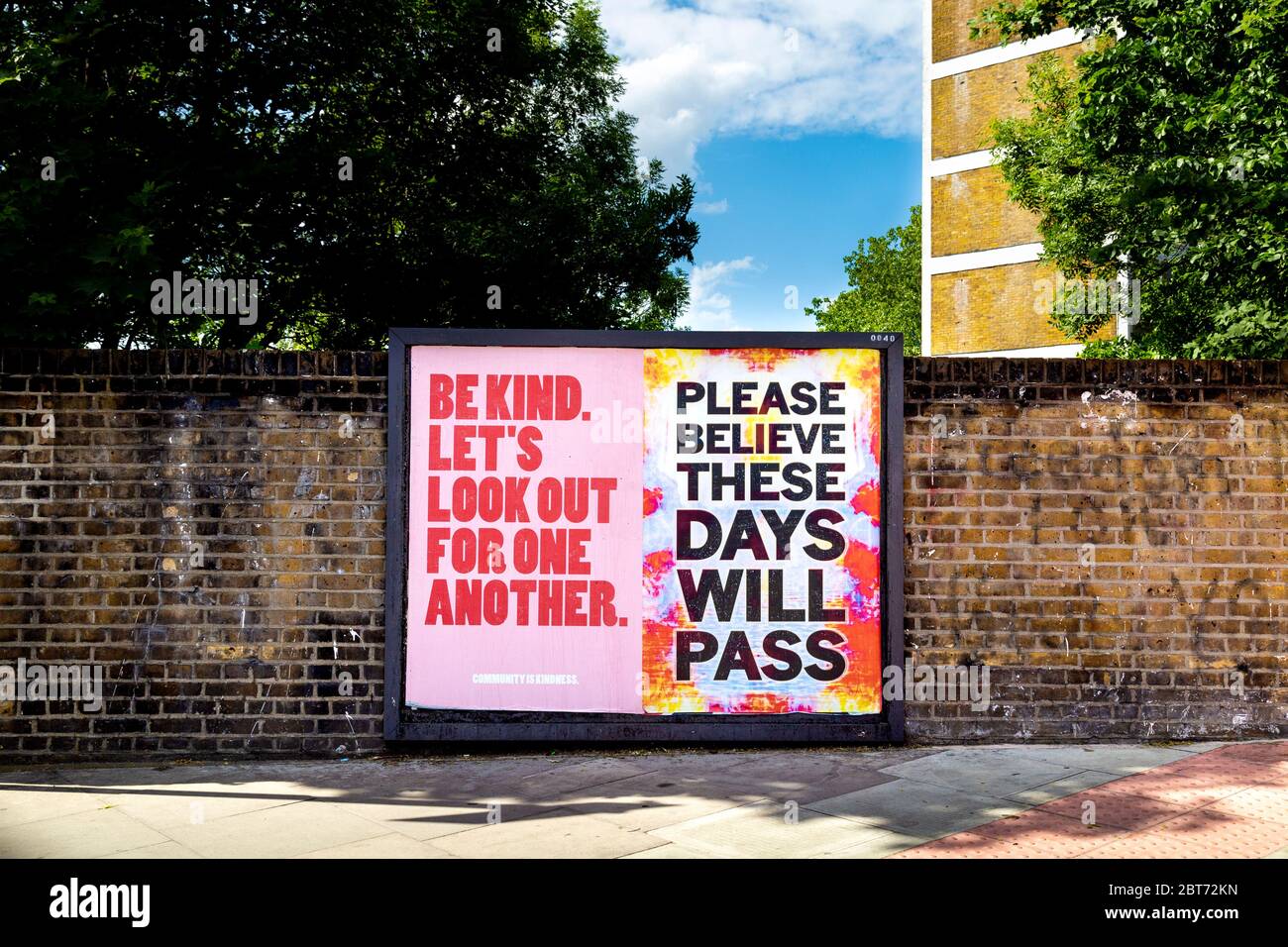 22. Mai 2020 London, UK - Zeichen der Ermutigung in Stoke Newington während des Ausbruchs der Coronavirus-Pandemie: "Seid freundlich, lasst uns aufeinander achten" und "Bitte glaubt, dass diese Tage vergehen werden" Stockfoto