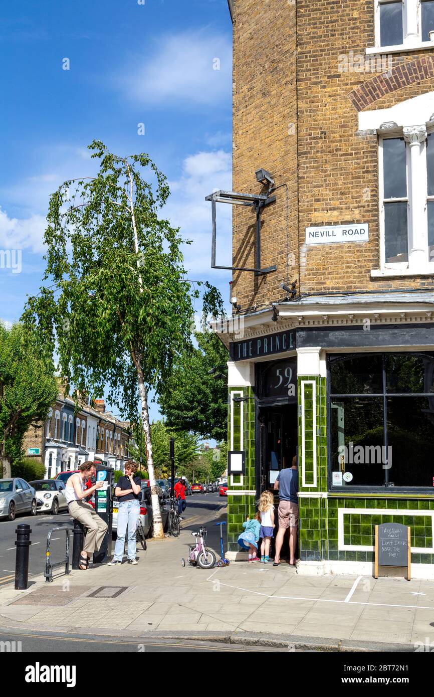 22 Mai 2020 London, UK - Menschen kaufen Bier zum Mitnehmen im Prince Pub in Stoke Newington während der Sperrung der Coronavirus-Pandemie versuchen Unternehmen, Wege zu finden, um während des Wirtschaftsabschwungs zu überleben Stockfoto