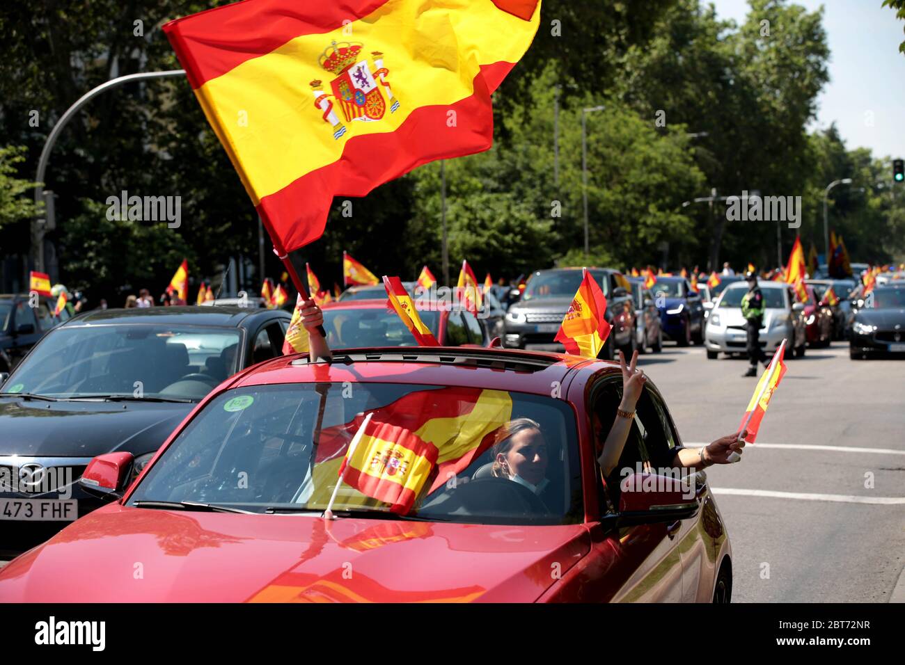 Madrid, Spanien; 23/05/2020.- Demonstration von Hunderten von Autos, die von der rechtsextremen Partei Vox aufgerufen wurden, zirkulierten durch das Viertel Salamanca (das teuerste in Madrid) und in der Nähe der Calle de Nuñez de Balboa, Wo in den letzten Wochen die Kazeroladen der Nachbarn gegen die Regierung des Sozialisten Pedro Sanchez für seine Leitung der Covid-19-Pandemie begannen.Foto: Juan Carlos Rojas/Picture Alliance weltweit Stockfoto