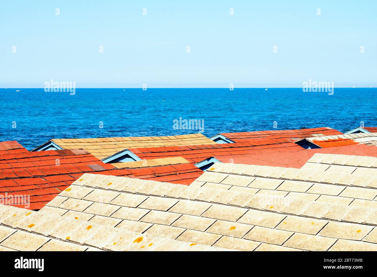 Strandkabinendächer im Meer von Ostia Lido - Rom, Italien Stockfoto
