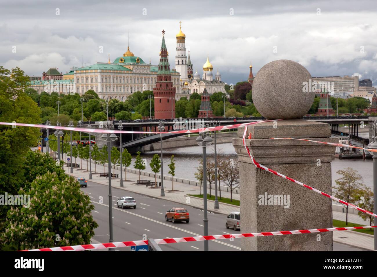 Blick auf den Kreml, Bolschoi Kamenny Brücke und Pretschistenskaya Böschung in der Innenstadt von Moskau von der Patriarchalbrücke, Russland Stockfoto