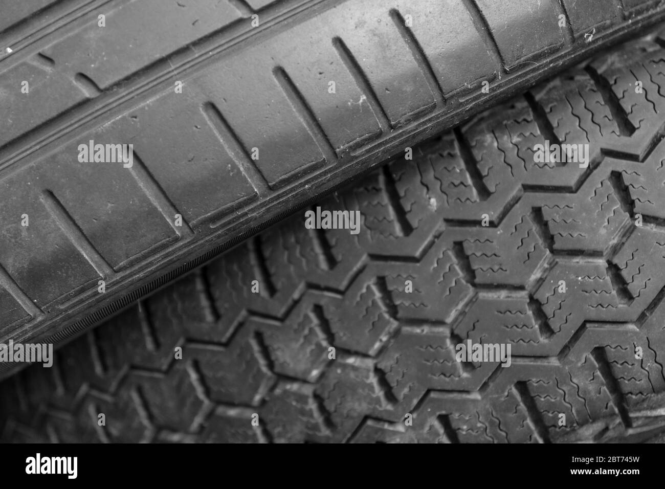 Stapel von alten gebrauchten Autoreifen Stockfoto