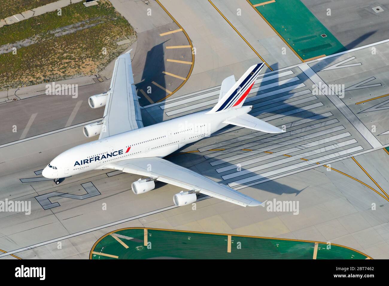 Air France Airbus A380 Luftaufnahme. Flugzeugmodell vollständig aus der Air France-Flotte zurückgezogen. Super schwere Langstreckenflüge A380-800 am Los Angeles Airport USA Stockfoto