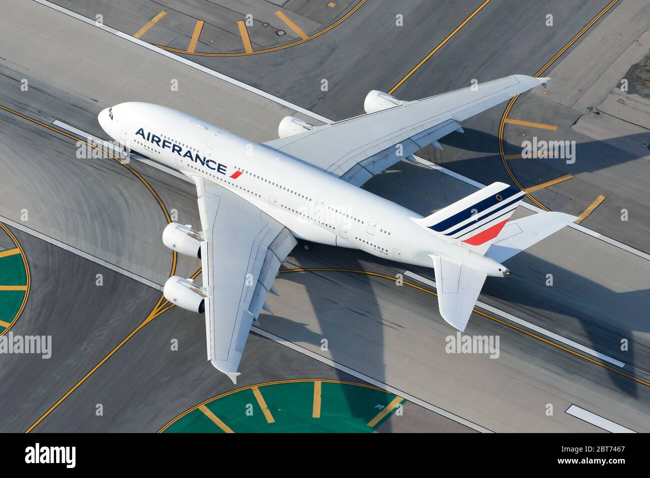 Air France Airbus A380 startet an einem internationalen Flughafen. Langstreckenflugzeug F-HPJA. Air France hat aufgrund einer Krise Flugzeuge eingestellt. Stockfoto