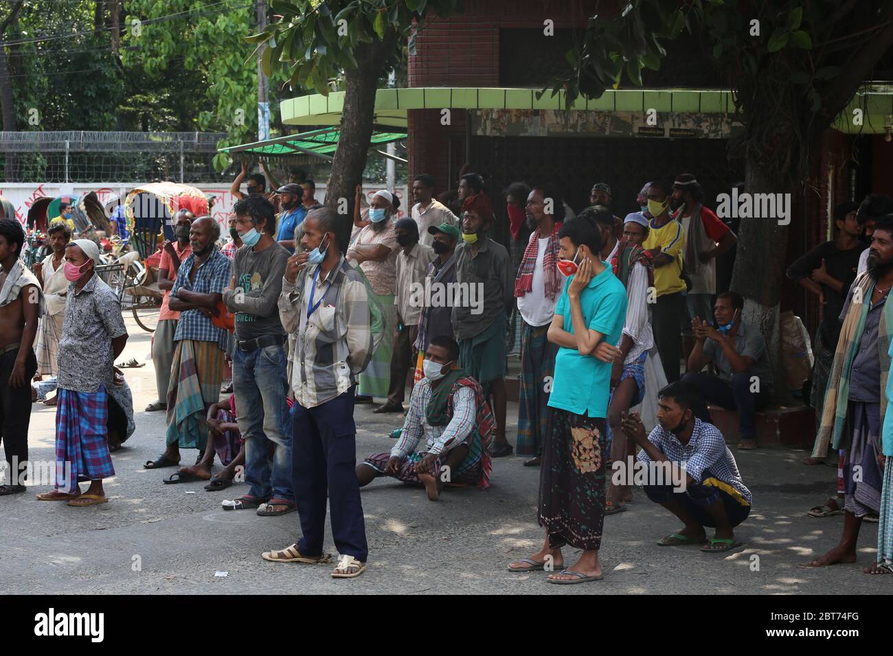 Dhaka, Dhaka, Bangladesch. Mai 2020. Ein Teil der Menschen mit geringerem Einkommen in Dhaka wartet darauf, Kleider als Eid-Geschenke zu erhalten, die von den Studenten der Dhaka Universität während der COVID-19 Epidemie bereitgestellt werden. Kredit: MD. Rakibul Hasan/ZUMA Wire/Alamy Live News Stockfoto