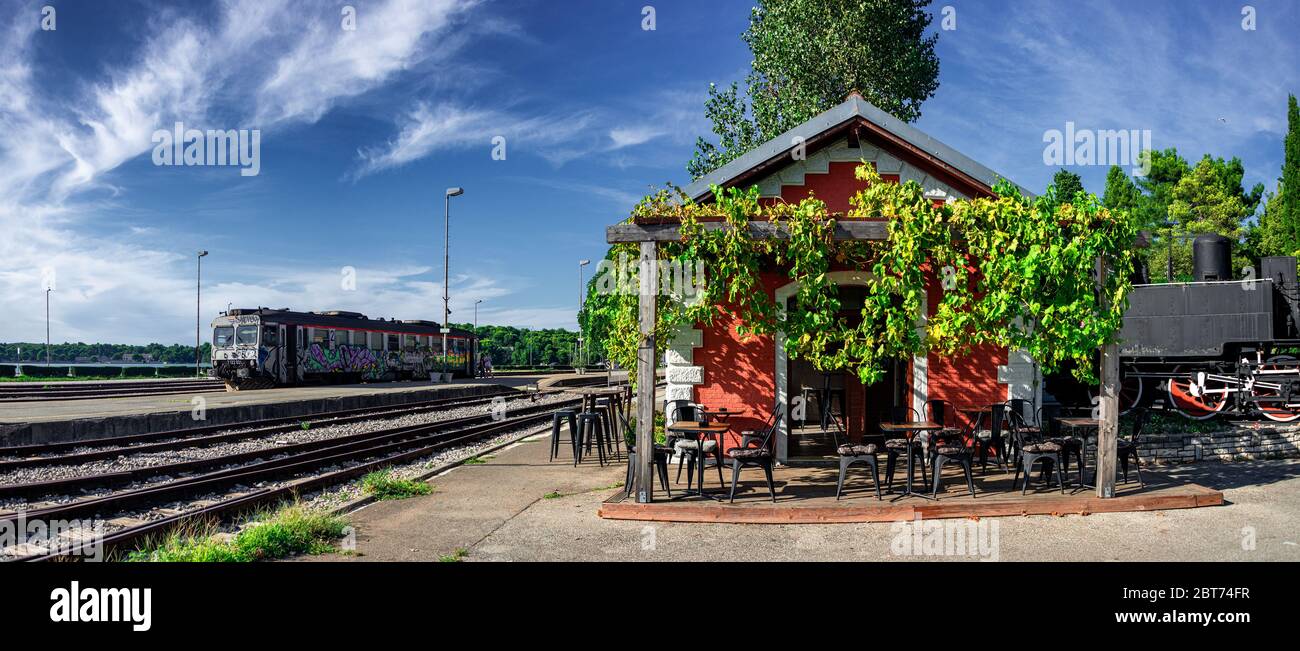 Panoramablick auf den alten Bahnhof in Pula, Istrien Stockfoto