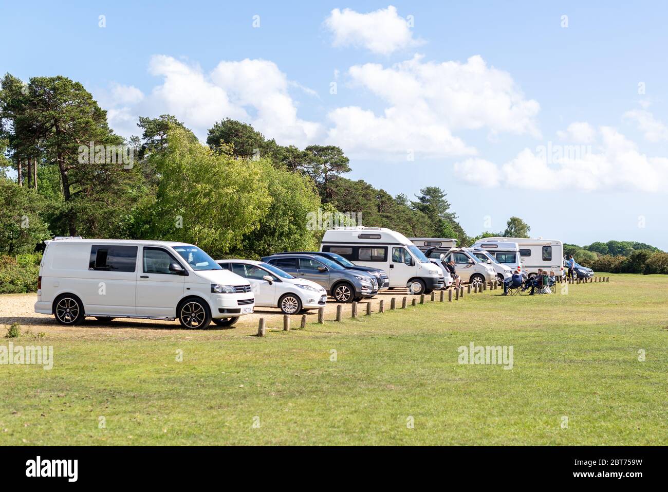 Janesmoor Pond, Fritham, New Forest, Hampshire, UK, 23. Mai 2020; das Wetter ist kühler als in letzter Zeit mit Sonneneinflüssen und einer frischen Brise. Die Parkplätze sind voll, da die Leute ausgehen, um die frische Luft der Landschaft zu genießen, nachdem die Beschränkungen für die Sperrung des Coronavirus gelockert wurden. Kredit: Paul Biggins/Alamy Live News Stockfoto