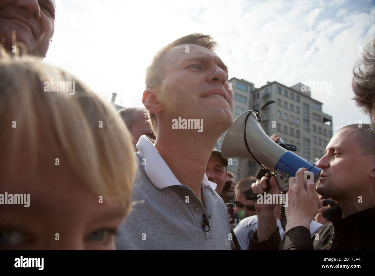 Moskau, Russland. 6. Mai 2012 Oppositionsführer Alexei Nawalny (in der Mitte) und Sergej Udalzow (rechts) während der Oppositionskundgebung "Marsch der Millionen" in der Nähe des Udarnik-Kinos auf dem Bolotnaja-Platz im Zentrum von Moskau, Russland Stockfoto