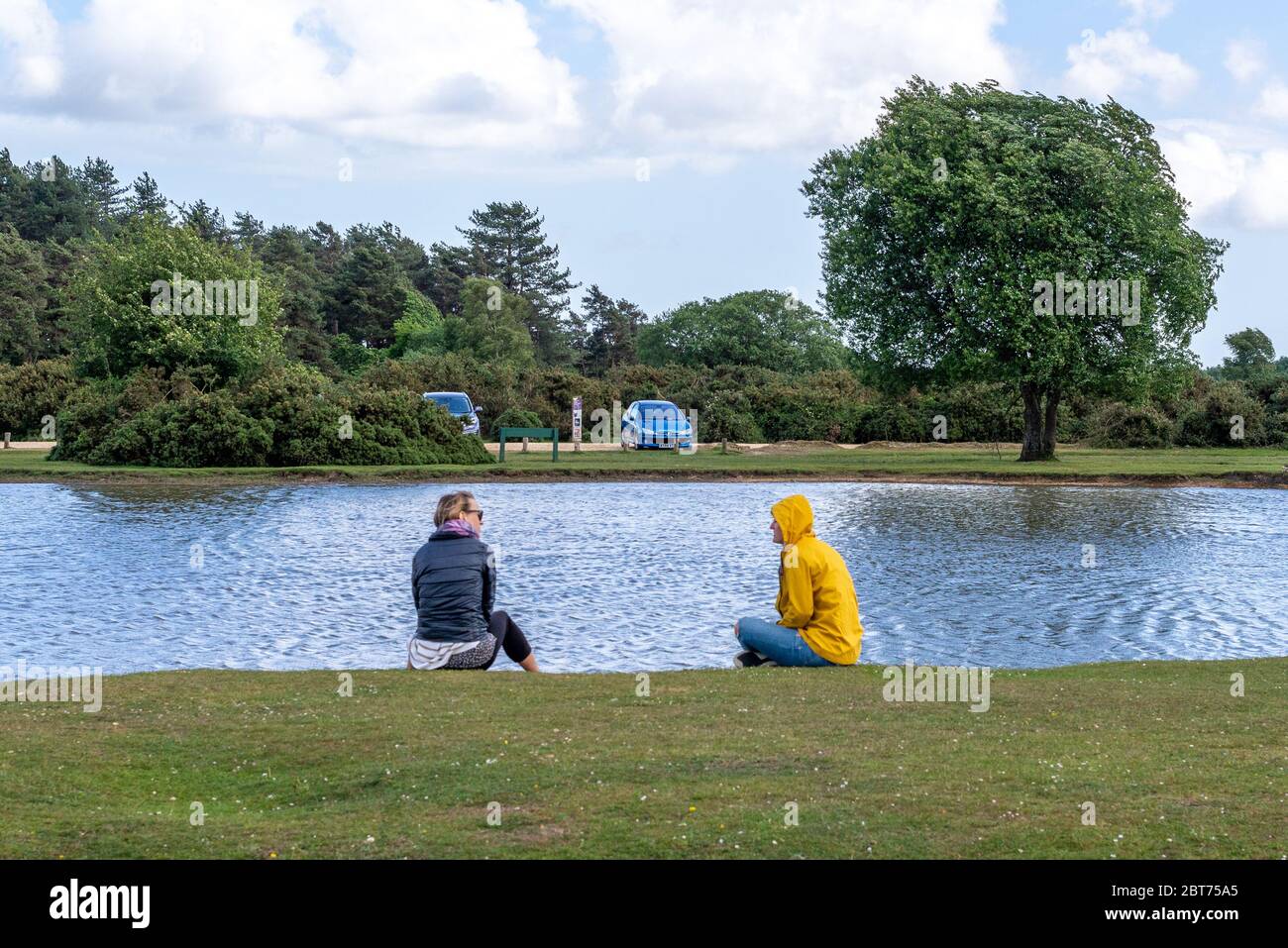 Janesmoor Pond, Fritham, New Forest, Hampshire, UK, 23. Mai 2020; das Wetter ist kühler als in letzter Zeit mit Sonneneinflüssen und einer frischen Brise. Die Menschen gehen hinaus, um die frische Luft des Landes zu genießen, während sie nach der Lockout-Beschränkungen der Coronavirus-Lockdown-Beschränkungen noch soziale Distanzierungen anwenden. Kredit: Paul Biggins/Alamy Live News Stockfoto